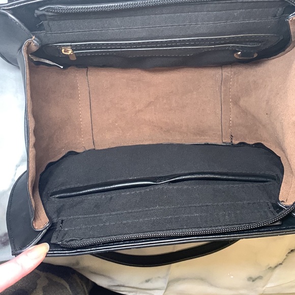 π Black Saddle Crossbody - Picture 8 of 15